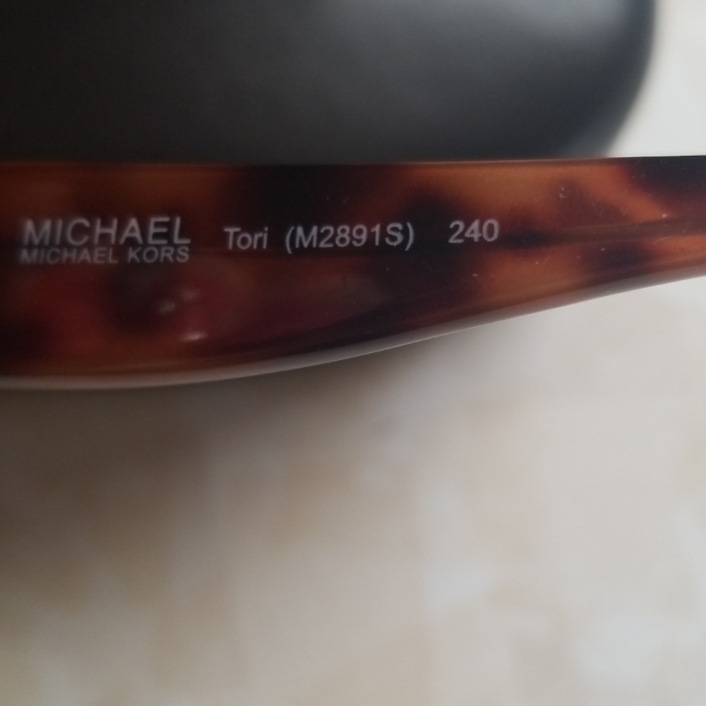 Michael Kors Sunglasses and leather case - Picture 3 of 3